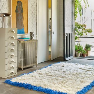 White and cobalt Shaggy rug 170x280cm, HK Living