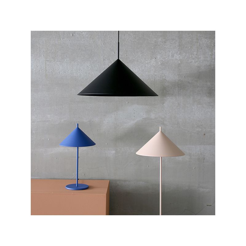 Lampe de table en métal triangle, Coloris Cobalt, Taille M, HK Living